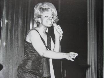 Mary Wells on stage